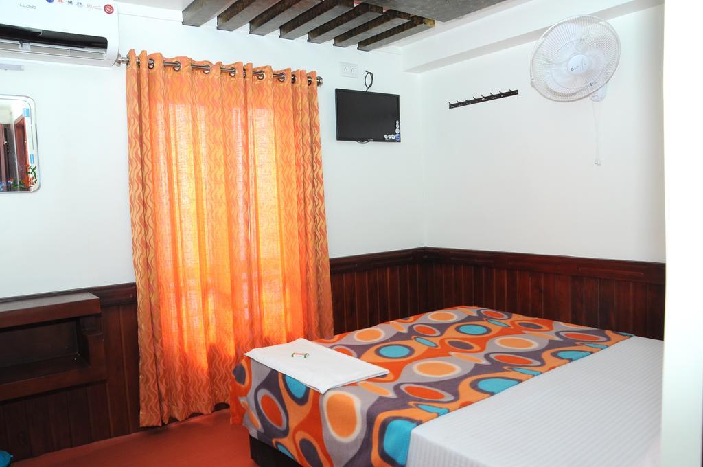 Marari Houseboat Hotel Mararikulam Room photo